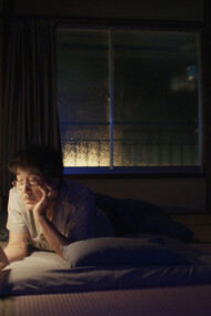 O ator Kōji Yakusho no papel de Hirayama, um zelador de banheiros apaixonado por música e literatura, no filme Dias Perfeitos, do diretor Wim Wenders. Explore a reflexão sobre a rotina e a busca por satisfação no cotidiano através do filme "dias perfeitos" de wim wenders e descubra como a desconexão da modernidade pode revelar a beleza nos momentos simples da vida diária