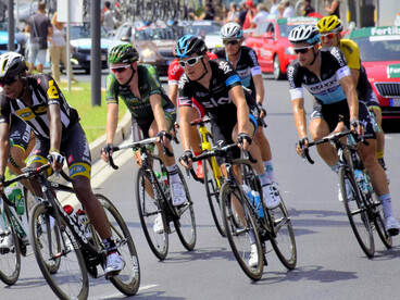 Les groupes se battent pour rester en tête, la fatigue et la stratégie se lisant sur chaque visage