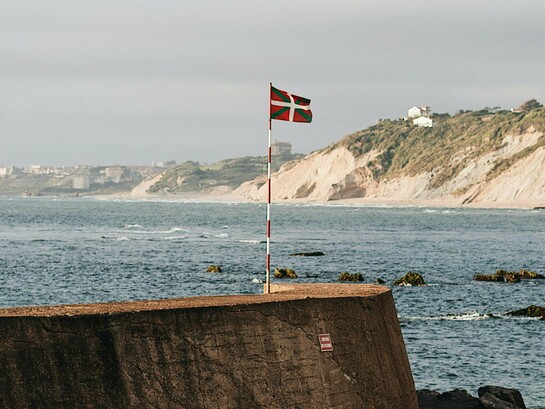 Filha de basco, carreguei meu sobrenome como um código — uma herança que eu reconhecia, mas não sabia decifrar. O convite para mergulhar nesse idioma chegou pela Euskal Etxea de São Paulo, que reuniu um pequeno grupo de iniciantes espalhados pela América do Sul e trouxe a professora Sabrina Otegui para nos conduzir por essa travessia