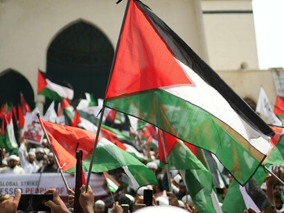 Foram dois anos de conflito intenso, que deixaram um rastro de destruição e uma ferida que não cicatriza. Mais de 90% da população de Gaza foi deslocada, cidades inteiras foram reduzidas a escombros, e o mundo assistiu, quase impotente, a um drama humano de proporções indescritíveis. Crianças sem escola, famílias sem casa, hospitais sem energia, tudo o que constitui a dignidade de um povo foi corroído pelo bombardeio incessante e pela desesperança


