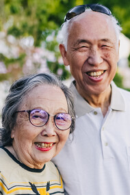 Casal oriental juntos há mais de 60 anos sorriem em um dia ao ar livre