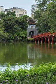 The iconic Huc Bridge leading to Ngọc Sơn Temple over Hoàn Kiếm Lake, the legendary Lake of the Returned Sword © Photo by Daniel Gauss
