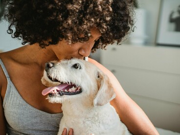 Mas havia alguns obstáculos que, durante muito tempo, me impediram: alergias e asma — o dueto ingrato que não combina com pelos e lambidelas. Enquanto os outros miúdos da escola tinham histórias sobre os seus cães, eu tinha comprimidos anti-histamínicos e inaladores