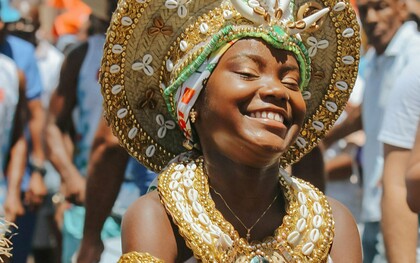 Criança baiana aproveita o carnaval de rua em Salvador. O Guinness World Records consagrou o Carnaval de Salvador como o maior carnaval de rua com trio elétrico do mundo