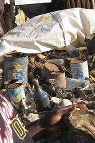 Médecine traditionnelle en Afrique. Pour connaître l'issue d'une maladie grave, le guérisseur se livre souvent à des expériences qui lui permettent d'affirmer, sans se tromper, du reste, si le malade doit survivre ou non à sa maladie
