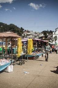Un mercatino nella piazza della chiesa di San Juan Batipsta