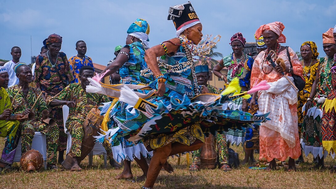 Immagine di un Vodunsi che danza. Un vodunsi è una persona che appartiene alla religione vodun del popolo africano ed è sotto la sua completa protezione e sorveglianza, Nigeria. Il Voodoo è una religione sincretica nata dall’incontro tra le tradizioni spirituali africane e il cattolicesimo europeo nelle colonie caraibiche
