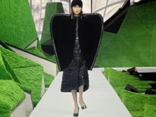 Qui un frame dal video della sfilata fatto da Fashion Channel