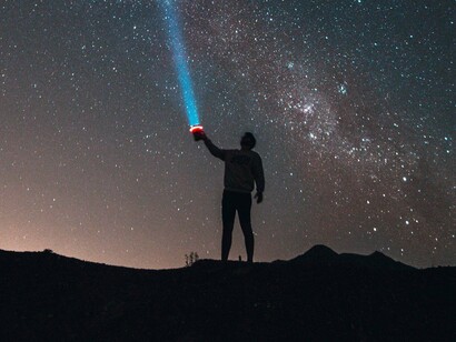 A ideia de que o universo pode ter uma estrutura fractal, onde o todo se repete em escalas menores, fascina cientistas, filósofos e artistas há décadas. A similaridade estrutural entre o cérebro humano e a rede cósmica do universo ganhou destaque com os estudos de Franco Vazza e Alberto Feletti. Eles publicaram resultados surpreendentes que apontam conexões visuais, estatísticas e estruturais entre esses dois sistemas, que parecem tão distintos