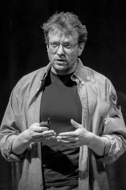 Peter Pomerantsev denuncia cómo en la Rusia de Putin la mentira se vuelve un instrumento de gobierno, donde la propaganda no busca convencer sino desorientar hasta destruir la noción misma de realidad