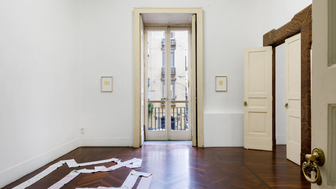 Stéphanie Saadé, Our love is my studio [Il nostro amore è il mio studio], veduta della mostra. Per gentile concessione della Galleria Tiziana Di Caro