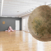 Chioma Ebinama, what’s coming 4 them is coming 4 U, vista de exhibición. Cortesía de Prats Nogueras Blanchard. Foto por Roberto Ruiz