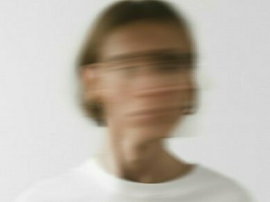 Apoiei o pescoço no encosto da cadeira e encarei o teto que cintilava pelo verniz recente. E foi então, que, mais uma vez, aquele trem em movimento me congelou