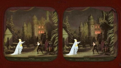 Cartolina stereo della serie Actualités Théatrales pubblicata negli anni Sessanta del XIX secolo. L'immagine raffigura una scena dell'opera Amleto. National Collections of Music, Theatre and Dance, Stoccolma, Svezia