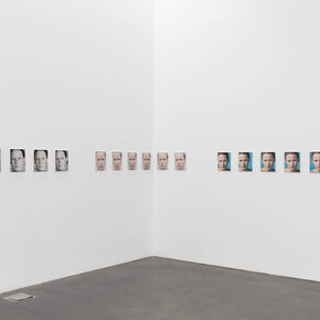 Roni Horn, Agua, agua en la pared, eres la más bella de todas, vista de exhibición. Cortesía del MCA Denver