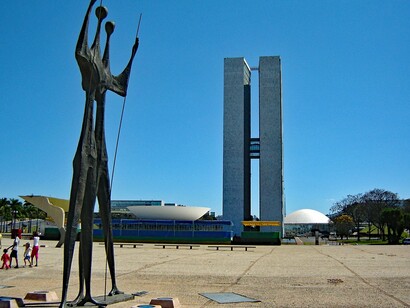 Escultura "Os Guerreiros" (conhecida como "Os Candangos"), Praça dos Três Poderes, Brasilia, DF, Brasil. o governo dos EUA tenta construir muros. No entanto, não vivemos numa ditadura. Protestar contra a injustiça e o mal está na nossa natureza. Trabalhando silenciosamente com milhões de outras pessoas, continuamos a construir colaborações e amizades com pessoas de todo o mundo. Cientistas, professores, estudantes e até funcionários públicos estão a construir novas pontes e a fortalecer as que já existem