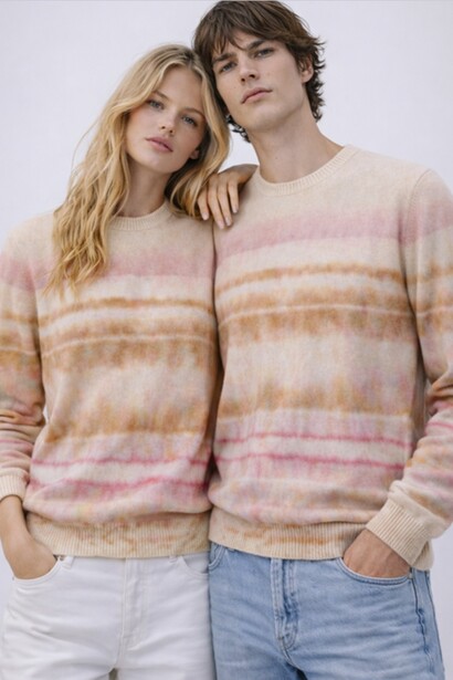 I due modelli indossano due capi dalla Rithym Capsule good vibes, dipinta a mano, di Canessa