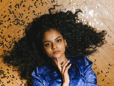 Uma matéria publicada pela BBC destaca que, durante as festas de fim de ano, pessoas com transtorno de ansiedade social podem se sentir tão pressionadas a “dar o melhor de si” que acabam desenvolvendo sintomas físicos e emocionais intensos. Entre eles estão o rubor facial, a sudorese excessiva, as respirações curtas e a sensação constante de estar sendo observadas, especialmente em momentos de maior exposição, como ao comer em público

