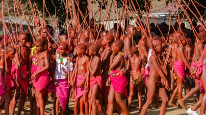 o imaginário se expande nas culturas populares, pois nela os riscos, as demandas, os acontecimentos inesperados revelam uma multiplicidade de argumentos típicos das culturas populares. Questionamos então: de que maneira se fortalecem os rituais das culturas populares em tempos de inteligência artificial? O que leva as culturas populares acreditarem no futuro de suas manifestações? Como as culturas populares visualizam a ciência na era da inteligência artificial? 