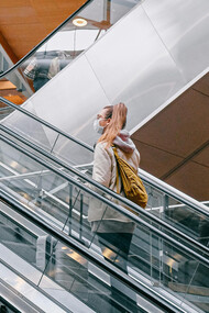 A migração traz saudade, angústia e desafios culturais que desestabilizam a identidade, mas também abre caminhos para ressignificar histórias. A teoria lacaniana do fantasma ilumina esse processo de reinvenção e resiliência