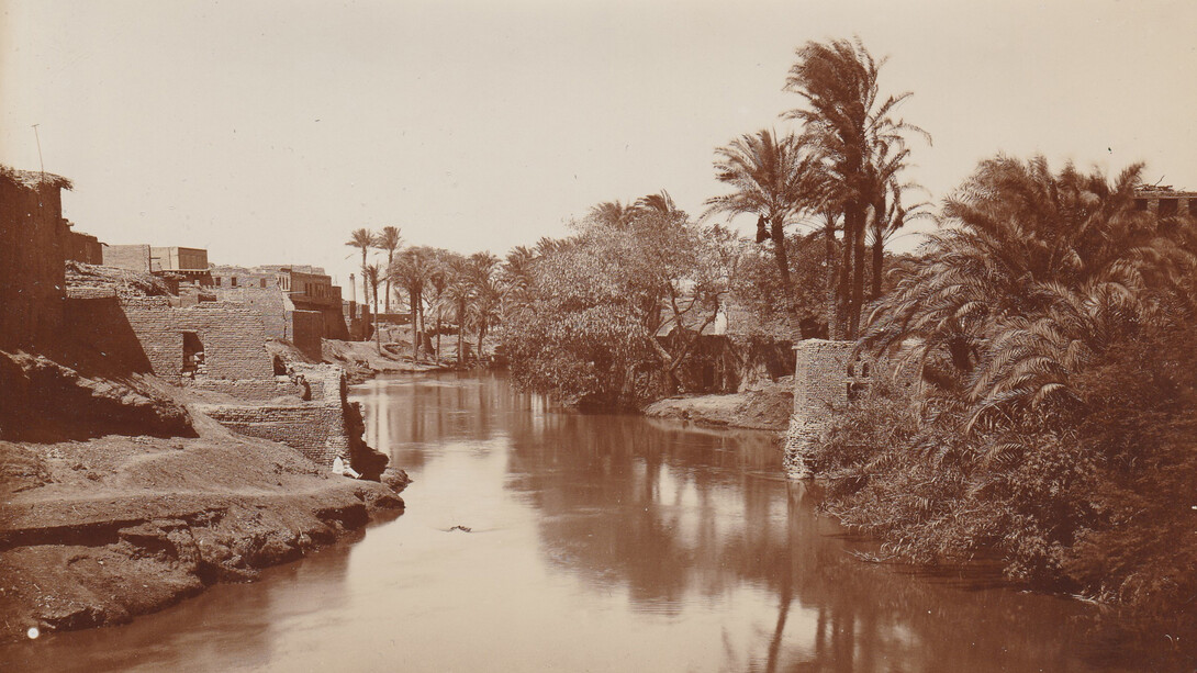  Bahr Yusuf in Medinet el-Fayum (Ägypten), links am Ufer sitzend der Georg Schweinfurth, der
 Heinrich Schliemann und Rudolf Virchow, 1888. Courtesy of Neues Museum