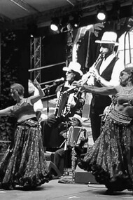 Santino Spinelli. Con la musica, con il canto e la danza gli artisti delle diverse comunità romanès esprimono i sentimenti più profondi e l’intima esigenza di evasione da una realtà spesso soffocante a causa del pregiudizio e della costante discriminazione