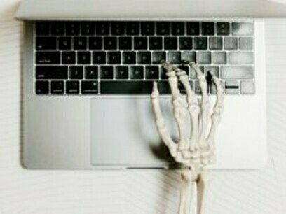 A era digital traz desafios e oportunidades para a educação. Ao integrar a tecnologia de forma eficaz, desenvolver habilidades digitais, estimular o pensamento crítico, garantir inclusão digital e capacitar os professores, é possível preparar os estudantes para um futuro cada vez mais digital. O compromisso de escolas, governos e famílias é essencial para que a educação acompanhe as transformações tecnológicas e proporcione um aprendizado significativo para as novas gerações