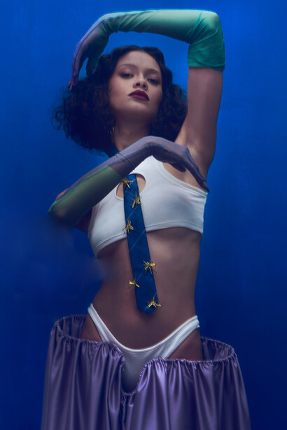 También busca promover una moda sustentable, diversa y con identidad propia, capaz de dialogar con los desafíos contemporáneos de la industria