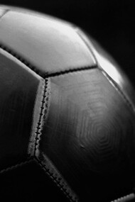 Bola de futebol. 25 anos atrás, para se acompanhar uma partida, em tempo real, era preciso ir ao estádio ou estar com a TV ou o rádio ligados