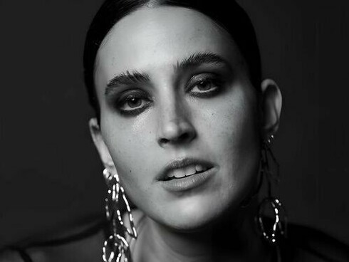 A cantora portuguesa Maro. Sim, é surpreendente haver artigos positivos sobre cantores da música portuguesa por parte de brasileiros como eu. Há mais portugueses opinando sobre a música brasileira. Mas, é importante conhecer diversos culturas e músicas, principalmente, se tratando de países irmãos. Como é o caso de Portugal, Angola, Cabo Verde e Moçambique. Ainda mais quando o músico é muito promissor e tem um conhecimento bem amplo da música com uma carreira ainda em estágio inicial. Como é o caso da Maro

