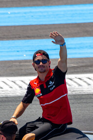 Charles Leclerc ha esordito in Formula 1 nel 2018 con la Sauber, squadra che era all'epoca legata alla Ferrari come team satellite. Nonostante l’auto poco competitiva, Leclerc si è fatto notare con prestazioni impressionanti e consistenti, concludendo diverse gare in zona punti. Il suo miglior risultato della stagione fu il 6º posto nel GP di Azerbaigian