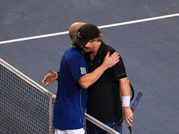 Fin de match à la Rogers Cup 2011 : Andre Agassi et Jim Courier se saluent à Montréal, dans un geste sobre qui rappelle une grande page du tennis des années 1990
