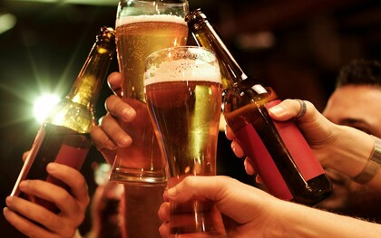 Brinde entre amigos. Atenção: Está é uma história que guarda hábitos e costumes de outra época, logo: se beber, não dirija!