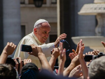 Papa Francisco na Praça São Pedro no Vaticano, 2014. Inspirado pelo exemplo de São Francisco de Assis, o Papa Francisco escolheu também os caminhos da periferia e, desde seus primeiros gestos, encarnou a espiritualidade franciscana. Recusou os trajes de ouro, escolheu a hospedaria simples em vez do Palácio Apostólico, lavou os pés de refugiados muçulmanos