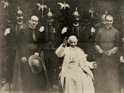 Papa Leone XIII nel 1898 con alcuni collaboratori