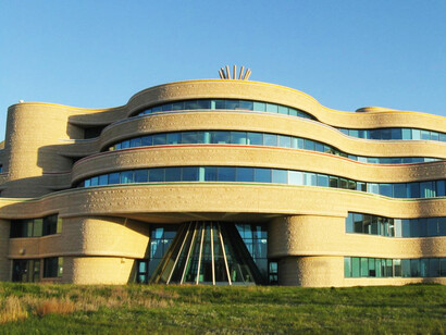 Somos creadores de realidades en todos los ámbitos de nuestras vidas, desde lo más profundo del corazón hasta lo más liviano del exterior; podemos actuar para definir cómo queremos ser, vivir y proyectar.  La primera Universidad, Regina, provincia de Saskatchewan, Canada
