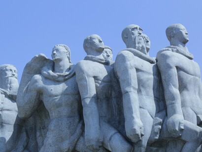 Nessa parte do Monumento às Bandeiras, vemos índios, negros e portugueses. Na realidade, os bandeirantes eram um caldeirão de etnias e interesses. Brancos, negros, mulatos e até mesmo indígenas se uniam em torno de objetivos comuns de exploração e, fundamentalmente, de sobrevivência 


