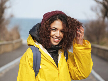 Después de tanto tiempo en que la ropa se usaba para clasificar, separar o imponer, llega una moda que libera