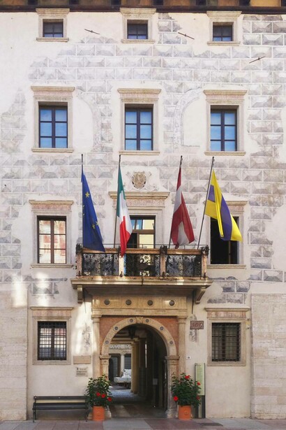 Facciata di Palazzo Thun, Trento, Italia