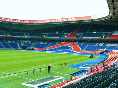 Le stade, d'une capacité de 47 929 spectateurs, est le domicile du club de football Paris Saint-Germain (PSG) depuis 1974