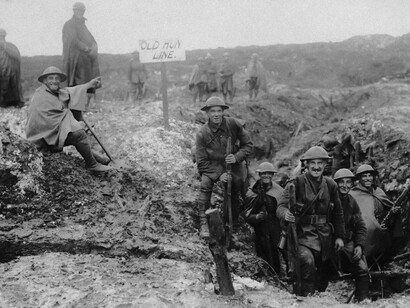 Le società costruiscono narrazioni che rendono il conflitto accettabile e persino necessario