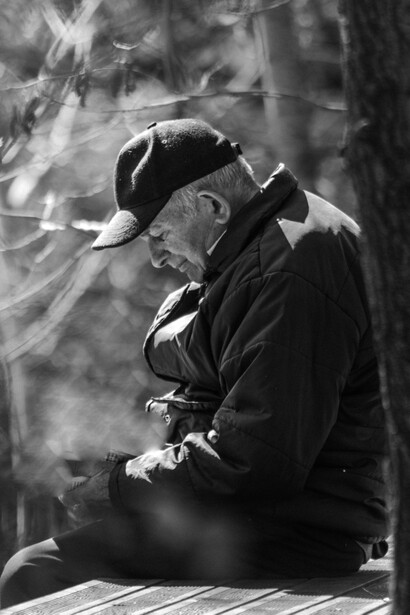 El segundo cuerpo duerme bajo un árbol: un anciano de manos abiertas, como esperando que algo caiga del cielo