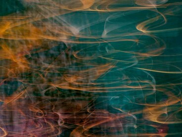 Nelle arti visive, il surrealismo si manifesta attraverso immagini oniriche, accostamenti illogici e ambientazioni fantastiche