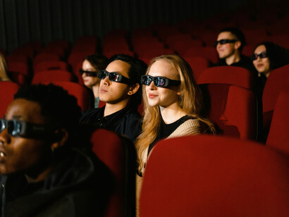 La relación del espectador con la pantalla se vuelve participativa, pero también volátil, dominada por la ansiedad y el deseo de protagonismo