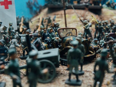 Superarla significa promuovere una cultura fondata sul dialogo, sulla cooperazione e sulla pace