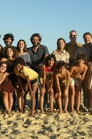 Cena do filme "Ainda estou aqui". Foi a primeira vez que assistia um filme brasileiro em um cinema de outro país (sorte a nossa que o filme estava apenas legendado!). Era um misto de orgulho, com nostalgia. Orgulho, pois sabemos o quão difícil é a inserção de obras cinematográficas brasileiras em outras terras. Nostalgia, não apenas pelas paisagens e costumes brasileiros tão bem retratados, mas também pelos momentos vivenciados com familiares e amigos outrora tão próximos, agora geograficamente distantes e longínquos na escala temporal