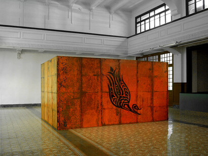 Flavio Favelli, The Black Tulip / Siyah Lale, 2014, enamel on salvaged metal / atık metal üzerine emaye boya, cm 260 x 450 x 300