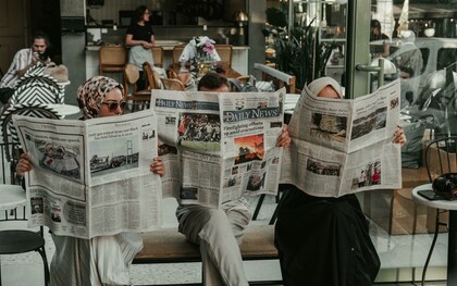 Enquanto Brandão enfatiza os aspectos ideológicos e transformadores do discurso, Maingueneau oferece ferramentas conceituais e metodológicas para compreender como o discurso opera concretamente nos diversos espaços sociais. Ele propõe uma abordagem que articula a análise textual com a análise das práticas sociais e dos dispositivos institucionais. Isso permite compreender como os discursos são produzidos, legitimados e naturalizados em diferentes esferas — como a mídia, a política, a religião, a educação, entre outras
