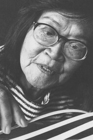 Tomie Ohtake, artista renomada que iniciou sua carreira aos 39 anos, deixou uma marca indelével na arte moderna com sua abordagem inovadora e suas contribuições em pintura, gravura e escultura, tanto no Brasil quanto no Japão. Foto reprodução de Casacor