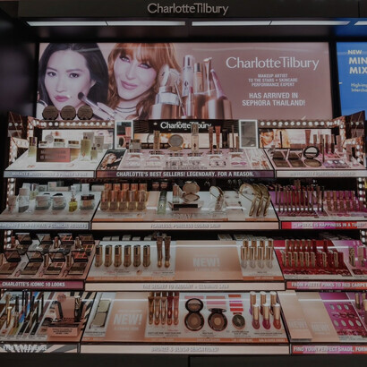 A captivating Charlotte Tilbury x Sephora installation that celebrates makeup, creativity, and the transformative power of beauty